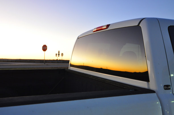 在一辆皮卡车后面拍摄的日落图片下载