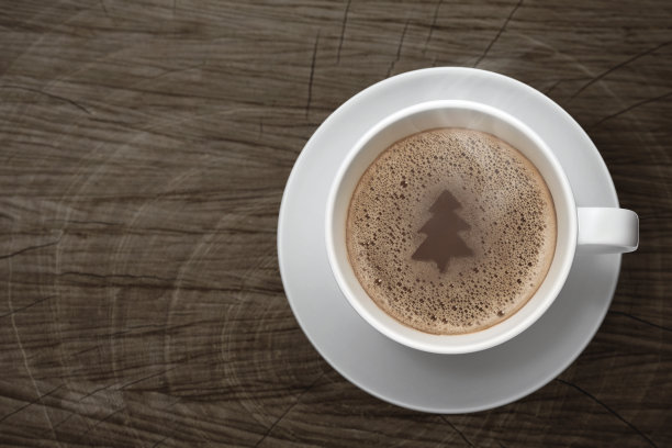 热可可产生泡沫。图片下载