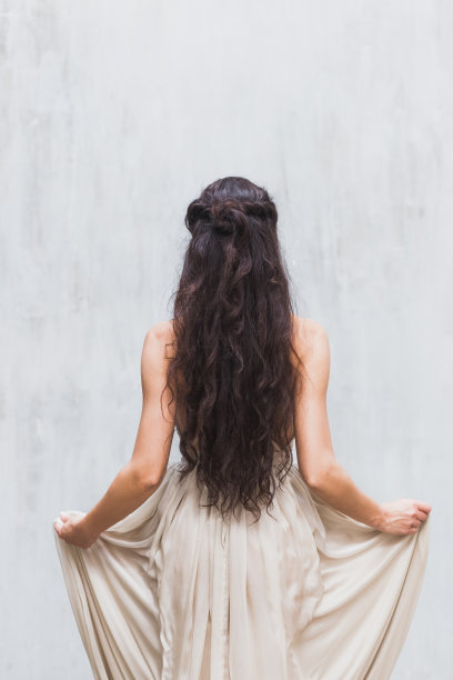 穿着丝质婚纱的黑色长发女孩图片下载