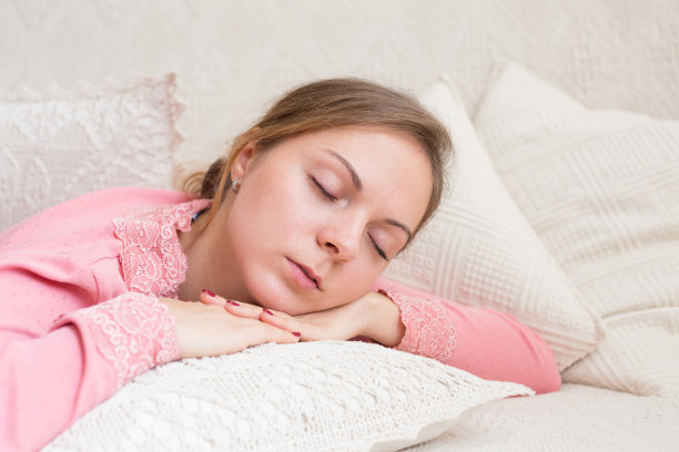 年轻女子闭着眼睛图片下载