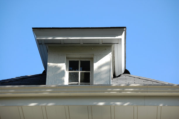 阁楼的窗口图片下载