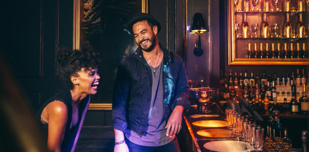 年轻夫妇在一个俱乐部里玩得很开心图片下载