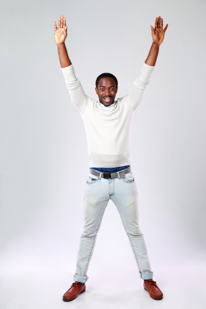 一个举手的非洲人的肖像图片下载