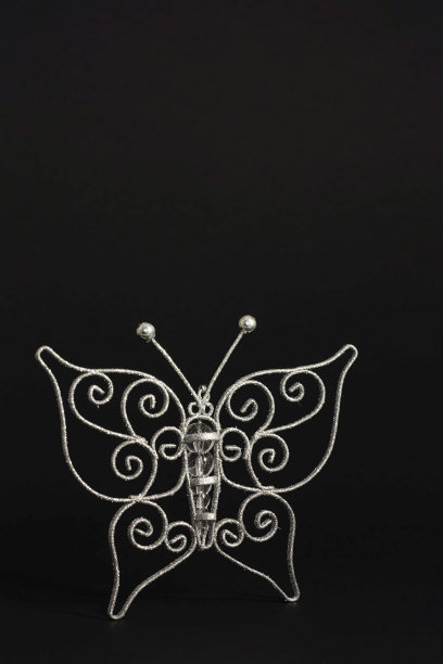 黑色背景上的圣诞蝴蝶图片下载