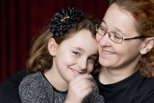 幸福的母亲和女儿的肖像图片下载