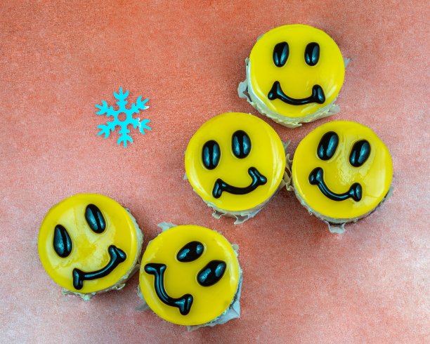 黄色的奶酪蛋糕装饰着微笑图片下载