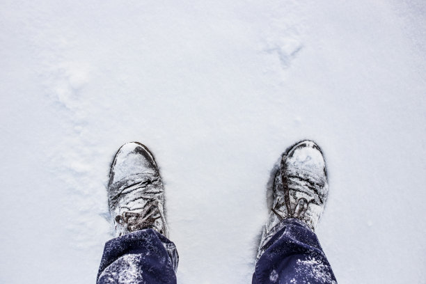 鞋下有雪带文字的地方。图片下载