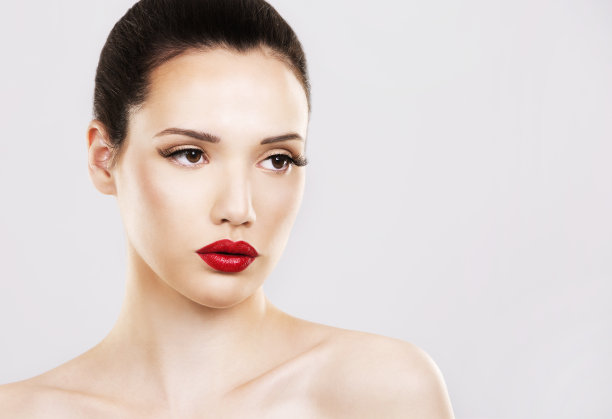 时尚女性用夸张的妆容拥有完美的皮肤图片下载