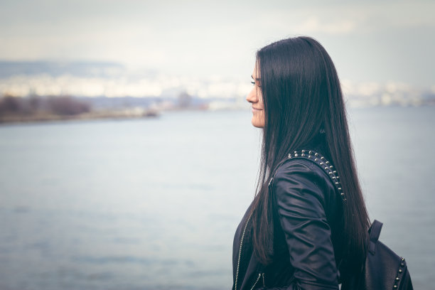 凝视大海图片下载