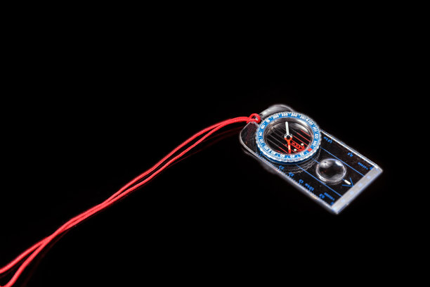黑色背景上的指南针图片下载