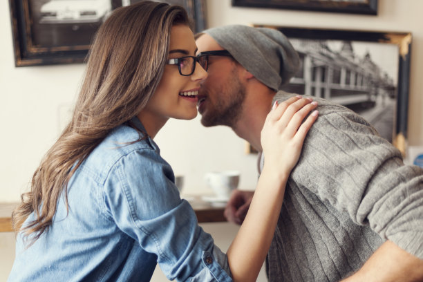 时髦情侣在咖啡馆的浪漫时刻图片下载