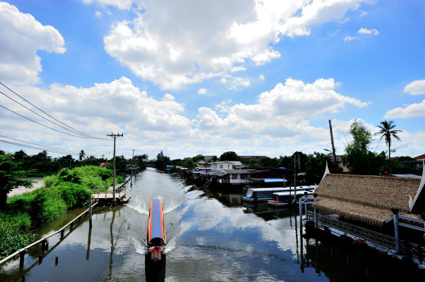 乘坐长尾船观光旅游图片下载