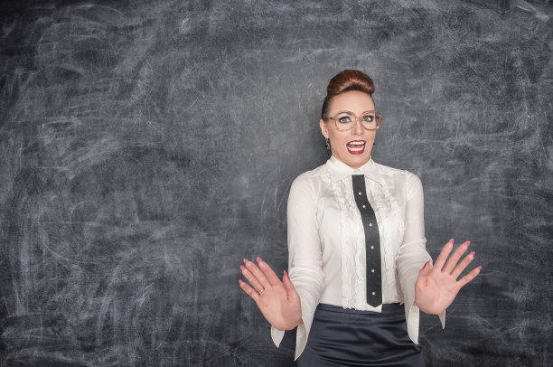 戴眼镜的老师吓坏了图片下载