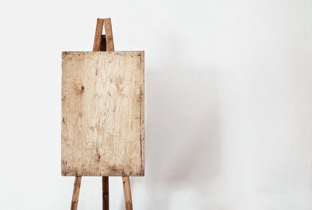 光线充足的房间里的空白垃圾画架图片下载