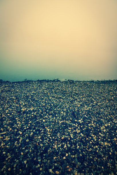 雾中的砾石海滩图片下载