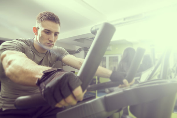 健身房的男人图片下载