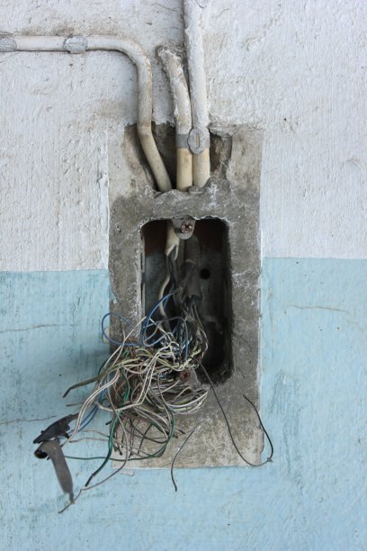 墙上凌乱的电缆图片下载