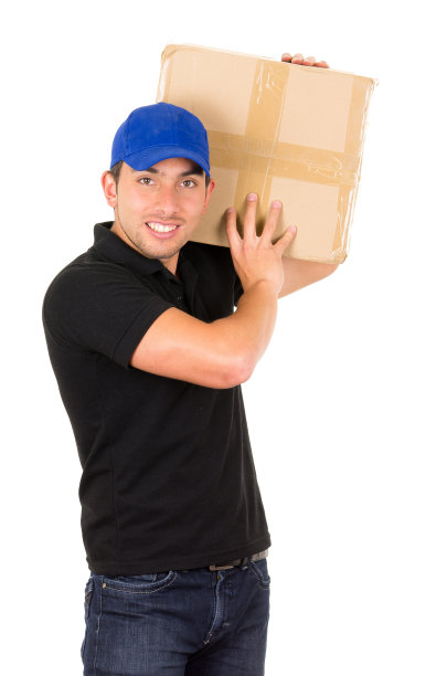 快乐，友好，自信的送货员搬运箱子图片下载