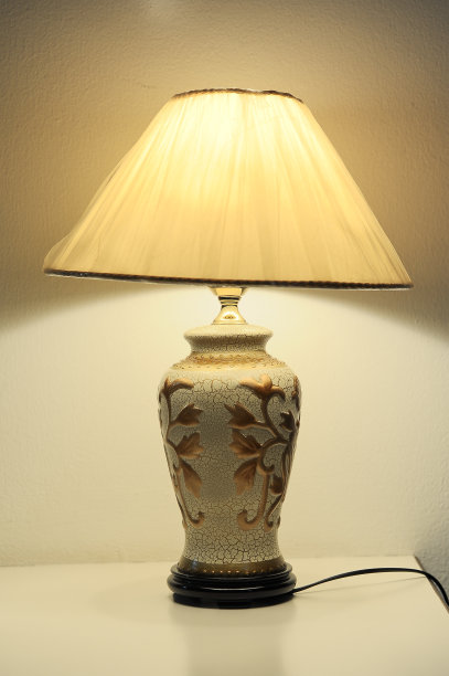 五颜六色的黄花漂浮在古老的碗里图片下载