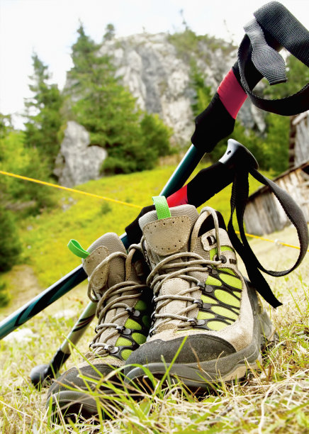 登山靴和登山杖图片下载