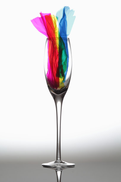 酒杯与多色抽象在白色背景图片下载
