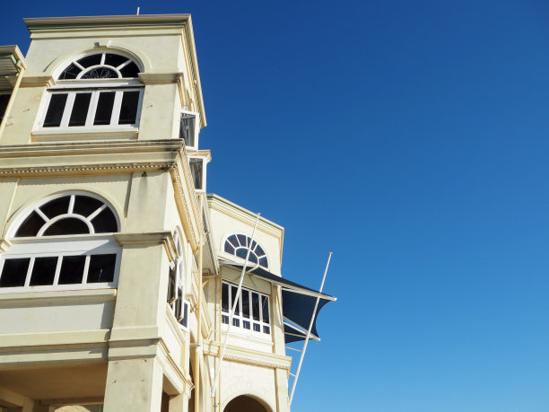 老建筑和蓝天背景图片下载