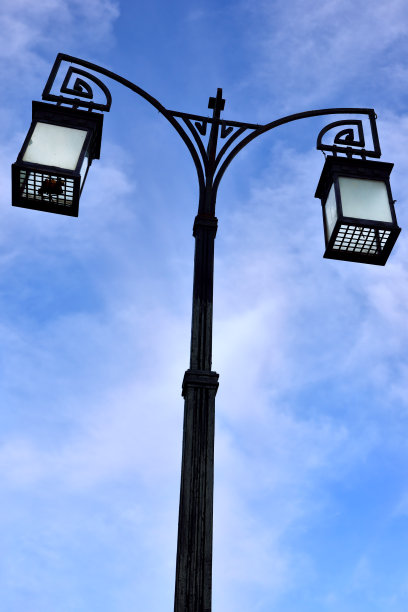 路灯上挂着蓝天白云图片下载