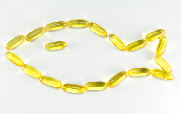 鱼肝油omega3凝胶胶囊孤立在白色背景。图片下载