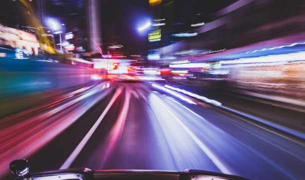 开车穿过城市。图片下载