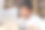 亚洲男孩坐在笔记本电脑前图片下载