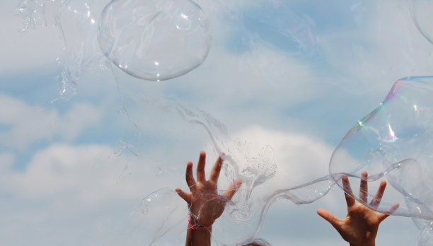 手伸向肥皂泡图片下载