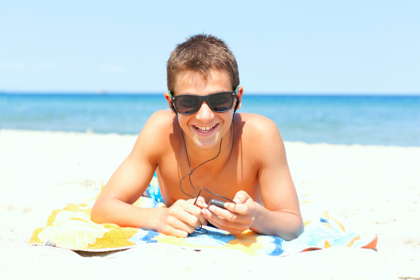 日光浴和音乐放松图片下载