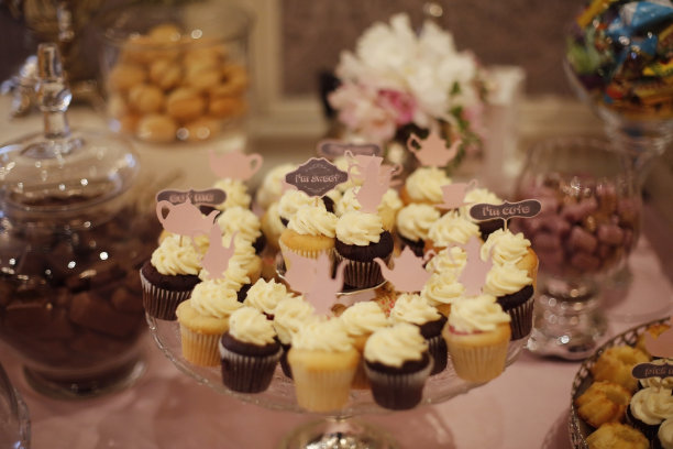美味的纸杯蛋糕放在托盘里，旁边放着糖果图片下载