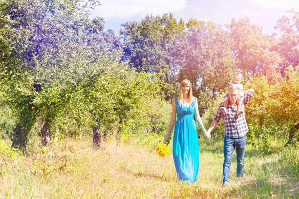 幸福全家一起走图片下载