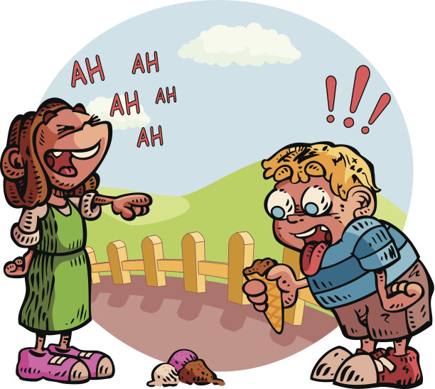 孩子吃着蛋筒冰淇淋图片下载