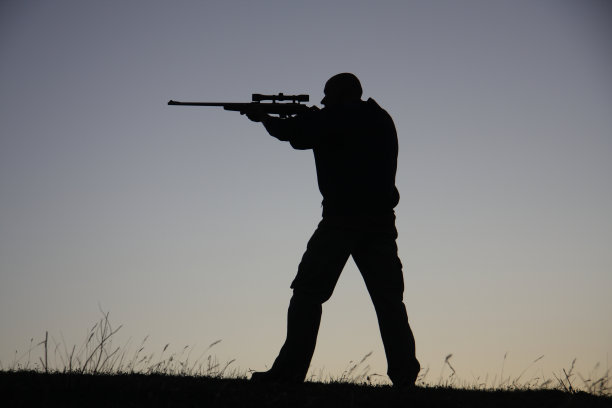 黄昏时分，天空中枪手的剪影图片下载