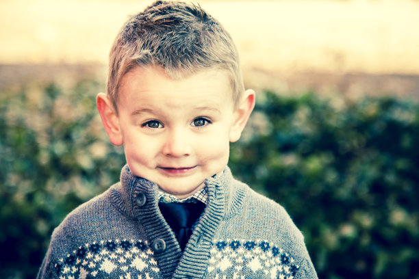 愚蠢的男孩咧着嘴笑图片下载