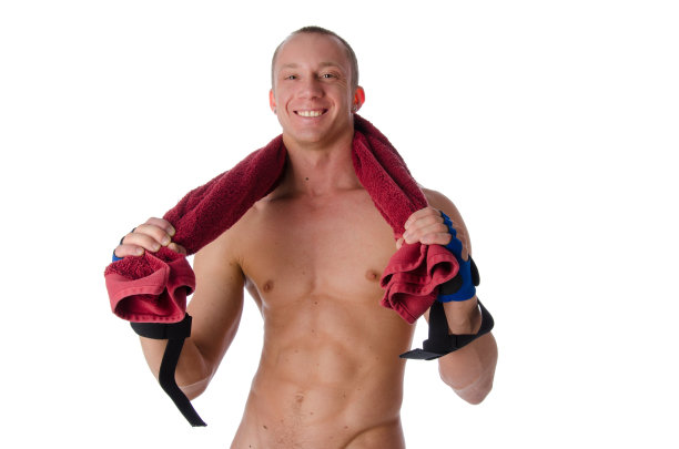 训练后拿着毛巾的男人。图片下载