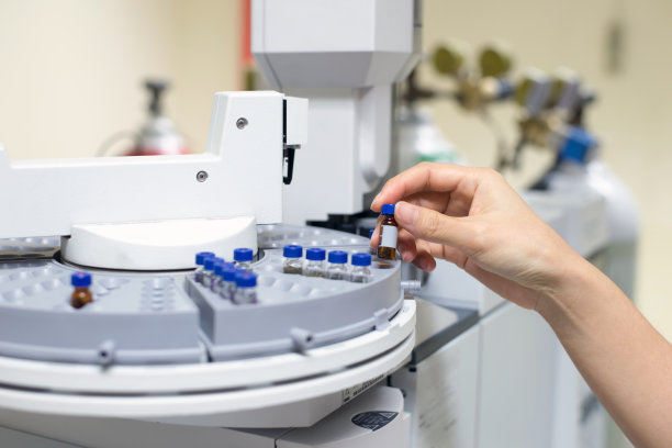 科学家拿着一个琥珀小瓶图片下载