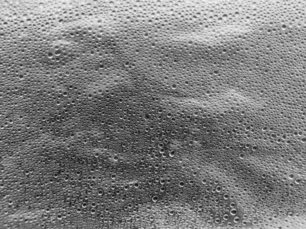 水滴在膜上。图片下载