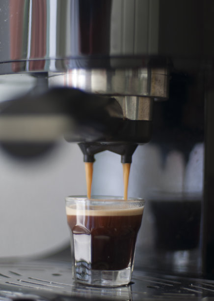 用浓缩咖啡机泡制浓缩咖啡图片下载