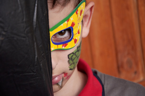 戴面具的男孩图片下载