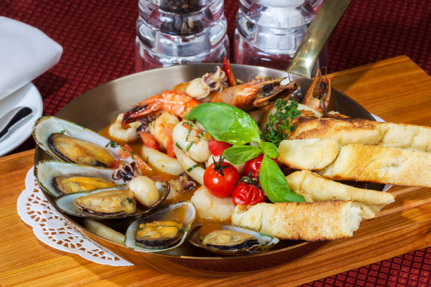 海鲜鸡尾酒，鱿鱼，贻贝，虾图片下载