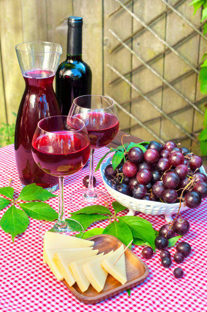 两杯美味的自制半甜红酒配葡萄图片下载