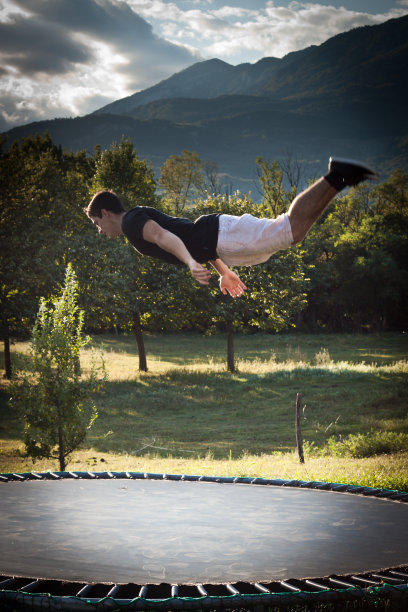 年轻人在做后空翻图片下载