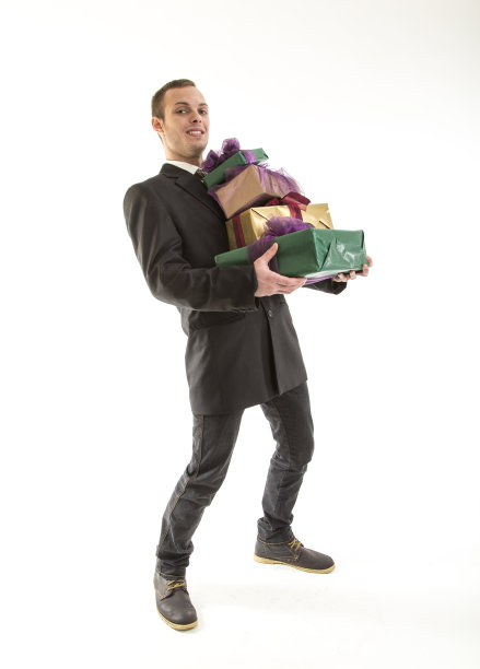 年轻有魅力的男人，带着礼品包图片下载