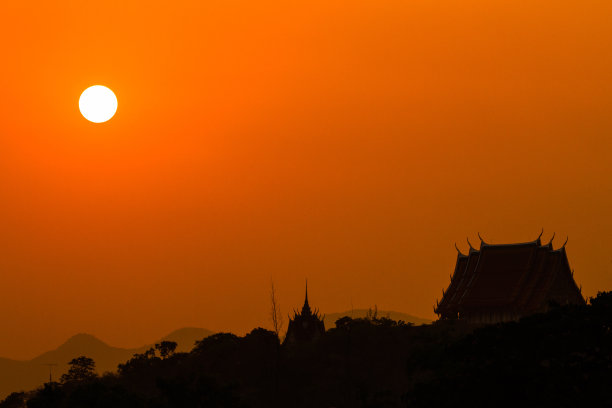 日落在寺庙后面图片下载