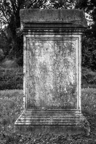 古代纪念碑罗马尼亚文字，黑白图片下载