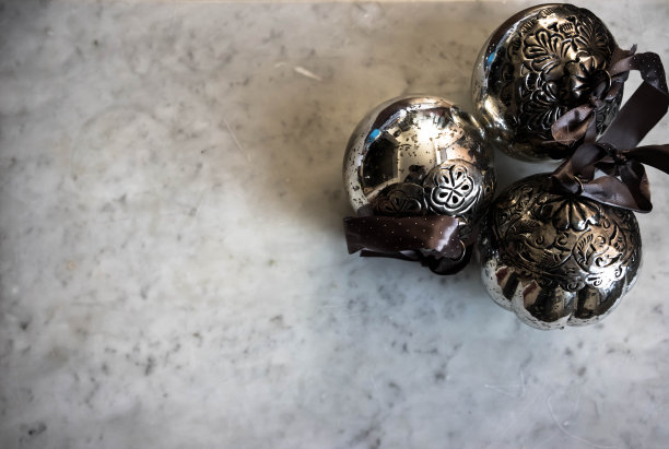 漂亮的古董圣诞树玩具放在大理石桌子上图片下载