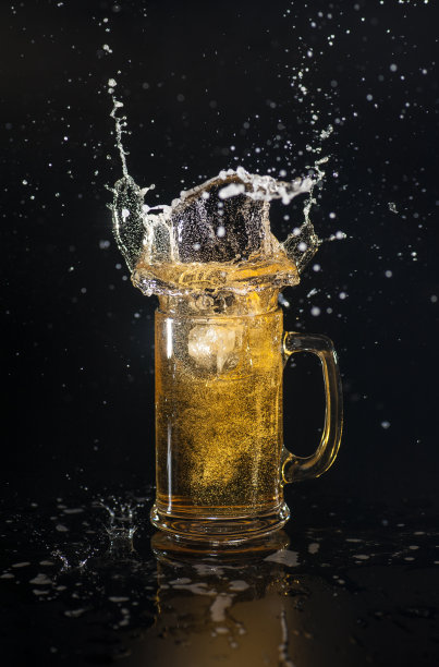 用冰块洒啤酒素材图片
